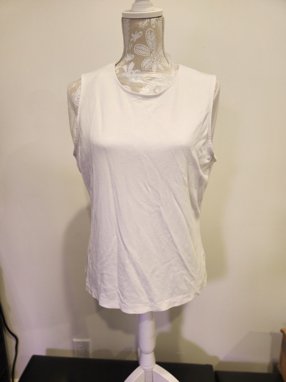 Adrienne Vittadini White Sleeveless Crewneck Tank